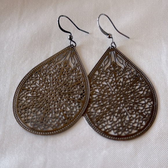 Sophisticated Dark Gunmetal Filigree Teardrop Dangle Earrings - Picture 5 of 10